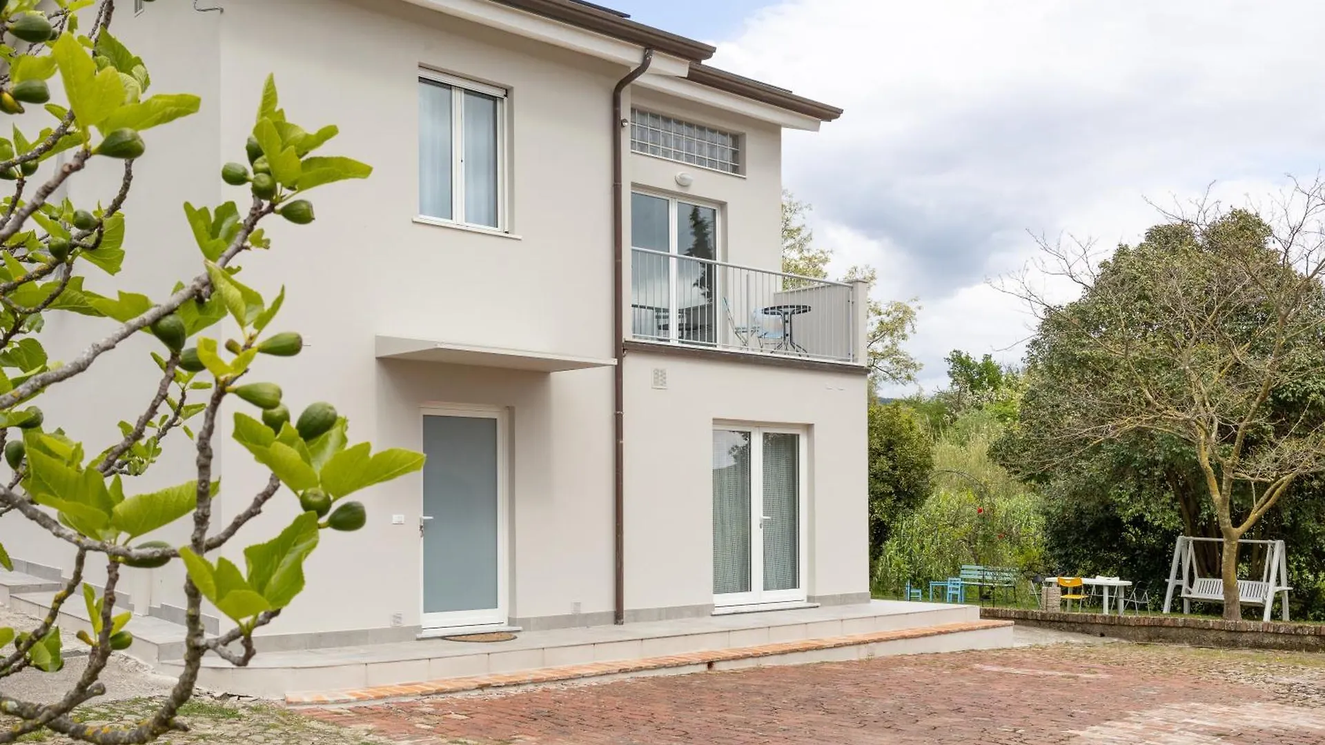Art Apartments Sarzana - Casa Con Giardino - Capitano Izim contacts